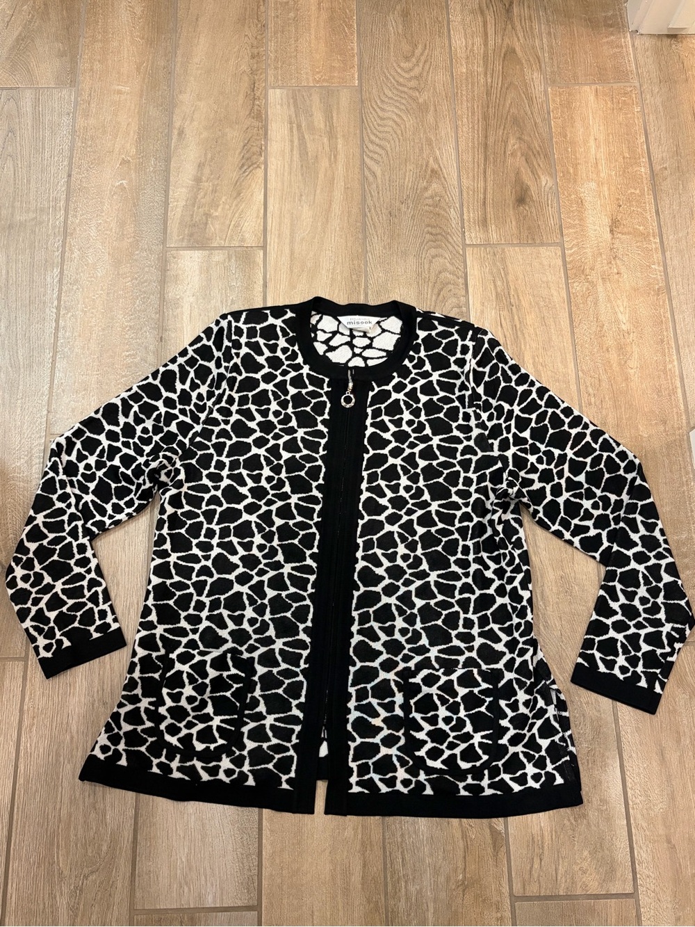 Misook knit zip- up jacket Black & White Animal Print Zip Cardigan XL